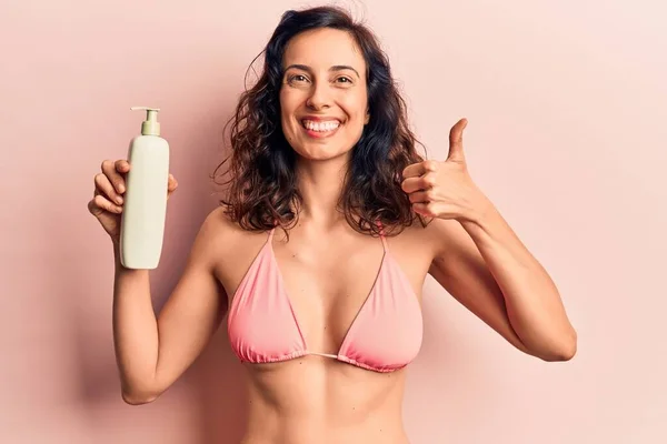 Ung Vacker Latinamerikansk Kvinna Bikini Som Håller Solkräm Lotion Leende — Stockfoto