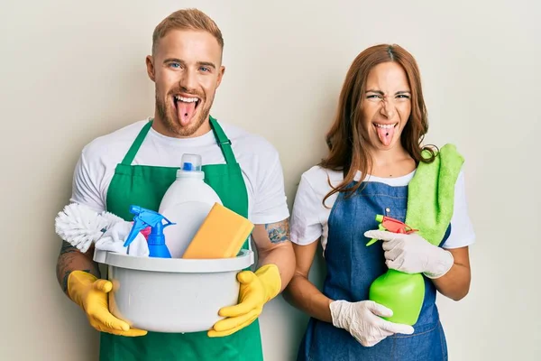 Joven Pareja Novia Novio Usando Delantal Celebración Productos Limpieza Aerosol —  Fotos de Stock