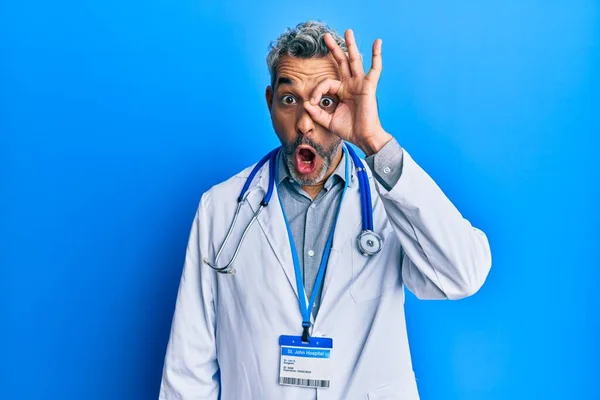 Middelbare Leeftijd Grijsharige Man Doktersuniform Stethoscoop Doet Gebaar Geschokt Met — Stockfoto