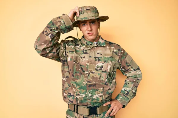 Mladý Pohledný Muž Maskáčové Armádní Uniformě Zmatený Přemýšlí Otázce Nejistý — Stock fotografie