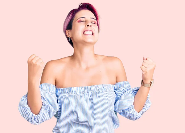 Joven Hermosa Mujer Con Pelo Rosa Con Ropa Casual Muy — Foto de Stock