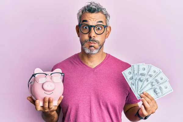 Uomo Mezza Età Dai Capelli Grigi Che Tiene Salvadanaio Con — Foto Stock