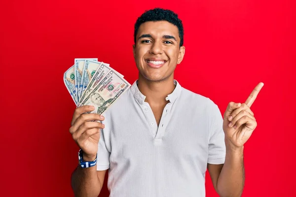 Joven Árabe Sosteniendo Dólares Sonriendo Feliz Señalando Con Mano Dedo — Foto de Stock