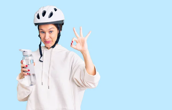 Bisiklet Kaskı Takan Elinde Şişesi Olan Güzel Esmer Bir Kadın — Stok fotoğraf