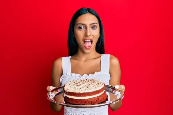 Jovem Morena Segurando Bolo Cenoura Celebrando Louco Surpreso Pelo Sucesso — Fotografia de Stock