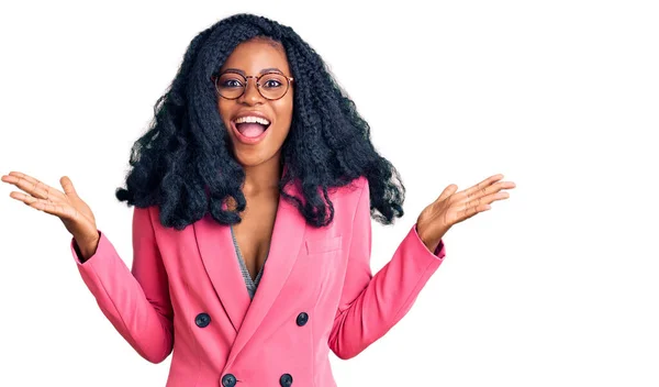 Vacker Afrikansk Amerikansk Kvinna Bär Business Jacka Och Glasögon Firar — Stockfoto