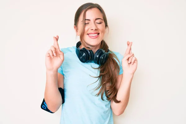 Mooie Jonge Kaukasische Vrouw Sportkleding Met Behulp Van Koptelefoon Gebaren — Stockfoto