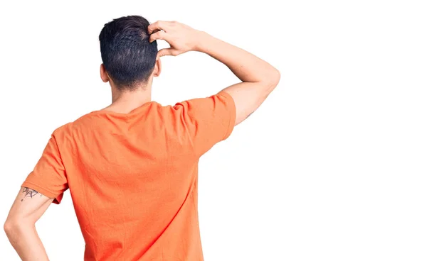 Joven Hombre Guapo Con Barba Llevando Camiseta Casual Revés Pensando —  Fotos de Stock