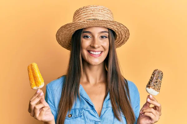 夏のスタイルを身に着けている若いヒスパニック系の女性は 顔に幸せとクールな笑顔でアイスクリーム笑顔を保持 歯を見せて — ストック写真