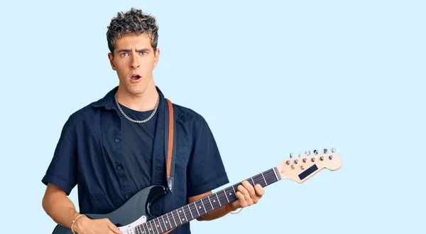 Jovem Homem Bonito Tocando Guitarra Elétrica Assustado Espantado Com Boca — Fotografia de Stock