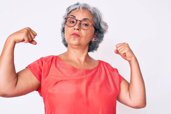 Mulher Cabelos Grisalhos Hispânicos Sênior Usando Roupas Casuais Óculos Mostrando — Fotografia de Stock