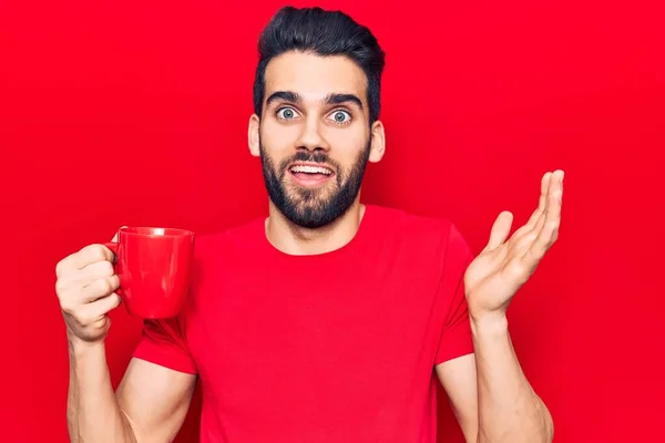 Jeune Homme Beau Avec Barbe Boire Tasse Café Célébrant Réalisation — Photo