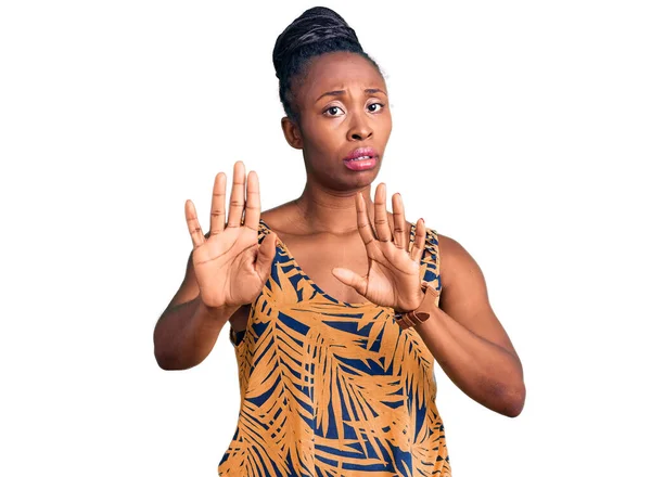 Jonge Afro Amerikaanse Vrouw Met Casual Kleding Die Handpalmen Afschuift — Stockfoto