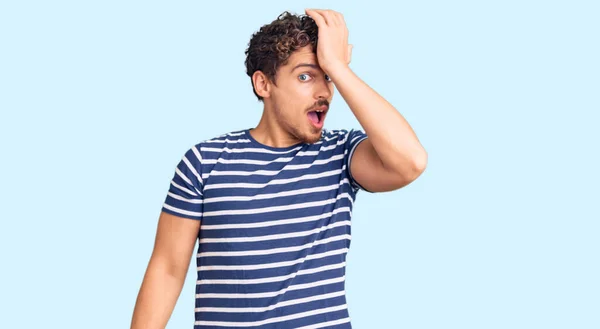 Jovem Homem Bonito Com Cabelo Encaracolado Vestindo Roupas Casuais Surpreso — Fotografia de Stock