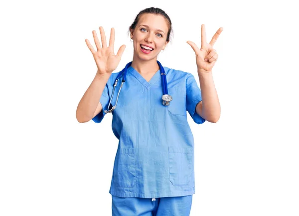 Jovem Mulher Loira Bonita Vestindo Uniforme Médico Estetoscópio Mostrando Apontando — Fotografia de Stock