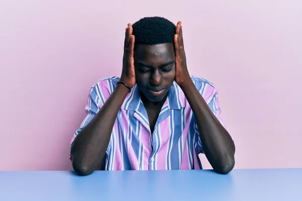 Jovem Afro Americano Vestindo Roupas Casuais Sentado Mesa Sofrendo Dor — Fotografia de Stock