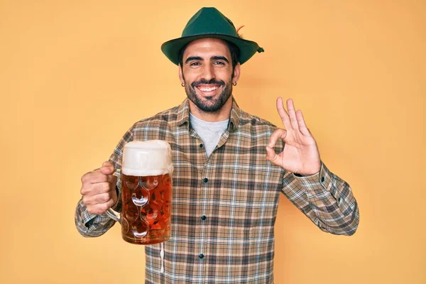 Όμορφος Ισπανός Γενειάδα Φορώντας Καπέλο Του Οκτόμπερφεστ Πίνοντας Μπύρα Κάνοντας — Φωτογραφία Αρχείου