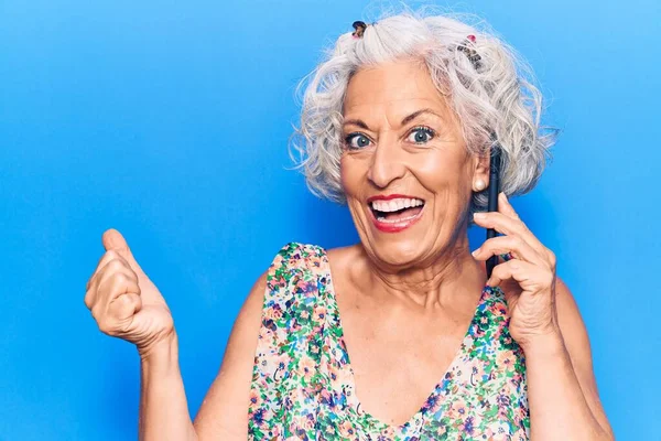 Senior Γκρίζα Μαλλιά Γυναίκα Έχουν Συνομιλία Μιλώντας Στο Smartphone Δείχνοντας — Φωτογραφία Αρχείου