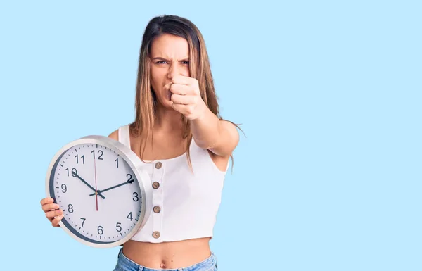 Jeune Belle Fille Tenant Une Grosse Horloge Agacée Frustrée Criant — Photo