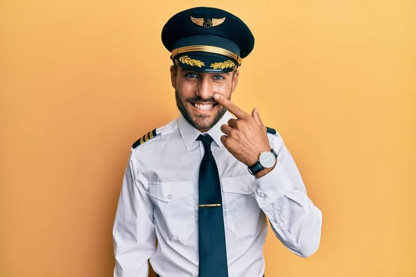 Przystojny Hiszpan Mundurze Pilota Samolotu Wskazujący Palcem Twarz Nos Uśmiechający — Zdjęcie stockowe