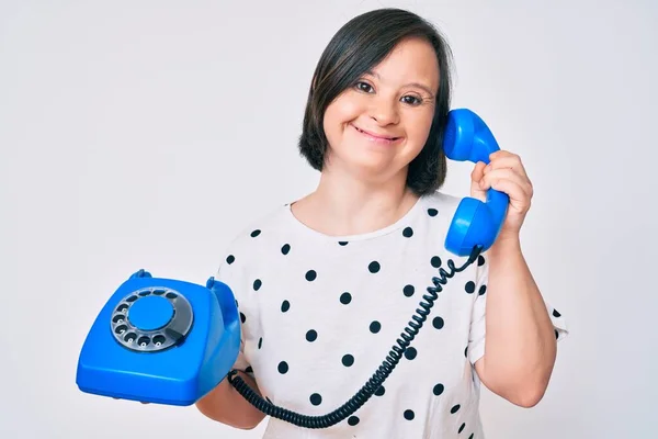 Bruneta Žena Downovým Syndromem Drží Retro Telefon Úsměvem Hlasitě Zasměje — Stock fotografie