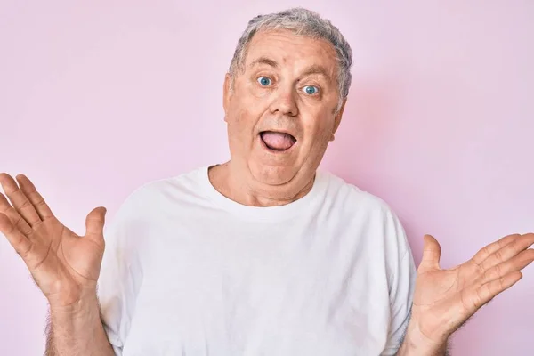 Älterer Grauhaariger Mann Lässigem Weißem Shirt Feiert Sieg Mit Glücklichem — Stockfoto