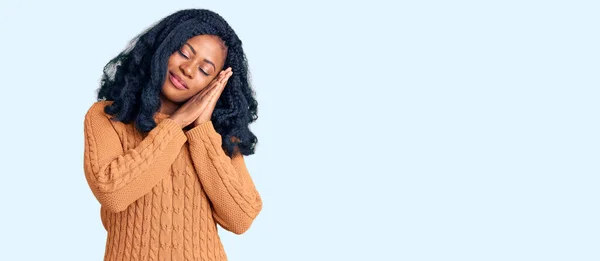 Όμορφη Αφροαμερικανή Γυναίκα Που Φοράει Casual Πουλόβερ Κοιμάται Κουρασμένη Ονειρεύεται — Φωτογραφία Αρχείου