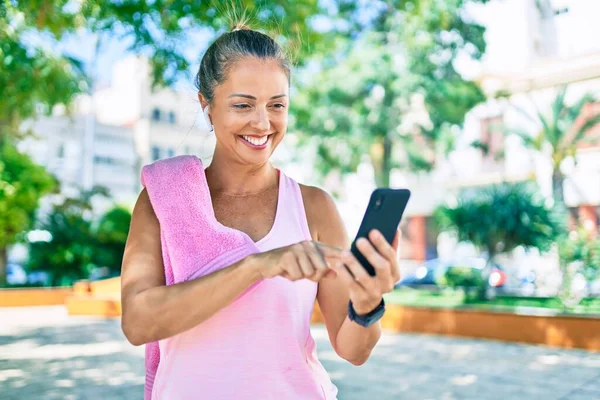 Deportista Mediana Edad Sonriendo Feliz Con Teléfono Inteligente Parque — Foto de Stock