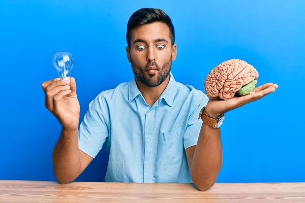 Bonito Homem Hispânico Segurando Lâmpada Cérebro Para Inspiração Ideia Fazendo — Fotografia de Stock