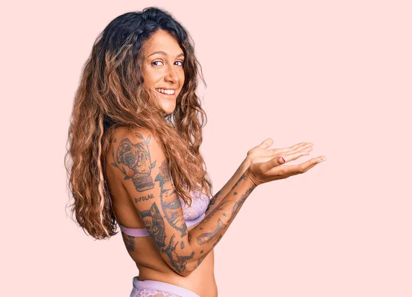 Young Hispanic Woman Tattoo Wearing Lingerie Pointing Aside Hands Open — Stock Photo, Image