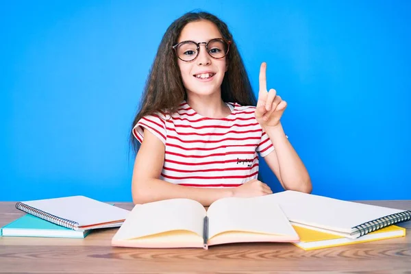 Söt Hispanic Barn Flicka Studerar Till Skolan Examen Sitter Bordet — Stockfoto