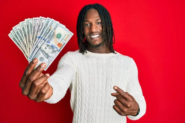 Afro Amerikaanse Man Met Vlechten Met Dollars Glimlachend Vrolijk Wijzend — Stockfoto