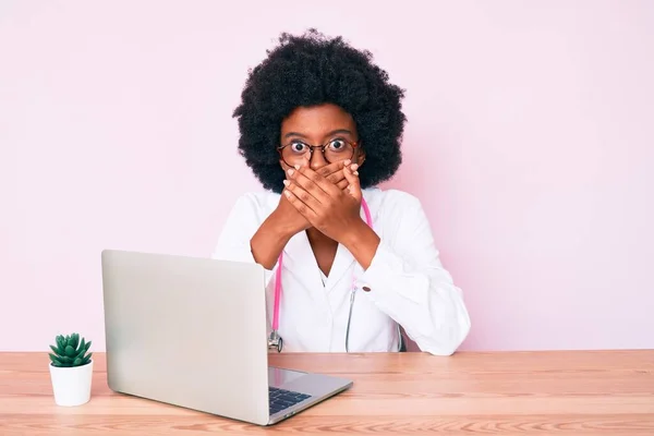 Giovane Donna Afroamericana Che Indossa Stetoscopio Medico Lavoro Utilizzando Computer — Foto Stock