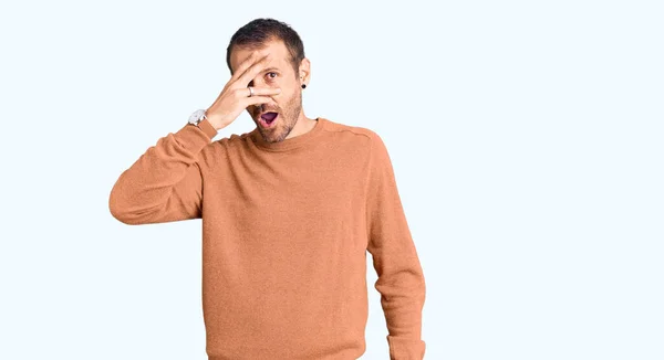 Junger Gutaussehender Mann Lässiger Kleidung Der Schockiert Gesicht Und Augen — Stockfoto