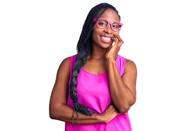 Jonge Afro Amerikaanse Vrouw Met Casual Kleding Bril Die Zelfverzekerd — Stockfoto