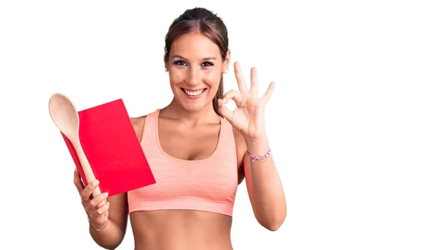 Jovem Bela Mulher Hispânica Vestindo Roupas Ginástica Lendo Livro Receitas — Fotografia de Stock