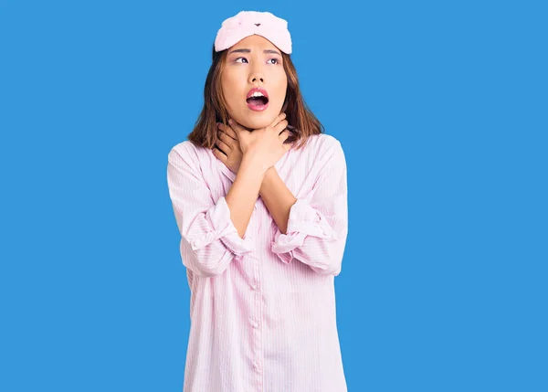 Jong Mooi Chinees Meisje Draagt Slaapmasker Pyjama Schreeuwen Stikken Omdat — Stockfoto