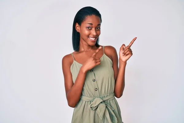 Joven Mujer Afroamericana Vistiendo Ropa Casual Sonriendo Mirando Cámara Apuntando — Foto de Stock