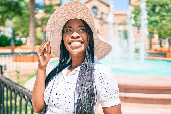 Jovem Afro Americana Férias Sorrindo Feliz Inclinando Balaustrada Rua Cidade — Fotografia de Stock