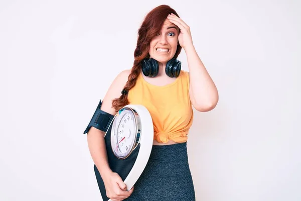 Young Beautiful Woman Wearing Sportswear Holding Weighing Machine Stressed Frustrated — Stock Photo, Image