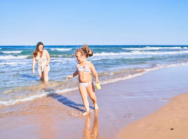 Mooie Moeder Dochter Spelen Het Strand — Stockfoto