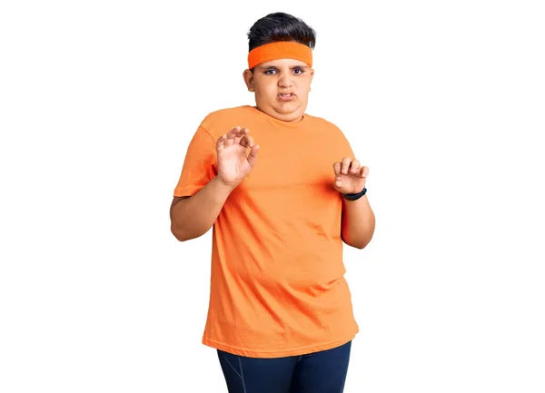 スポーツウェアを身に着けている小さな男の子は 嫌悪反応のために嫌悪感の表情 不満と恐怖を行う嫌悪感の顔 — ストック写真