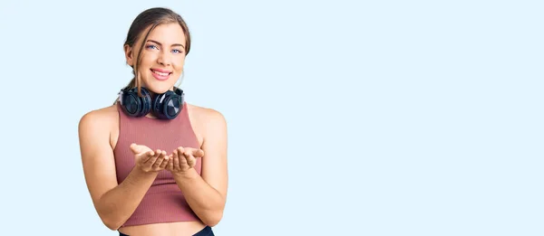 Beautiful Caucasian Young Woman Wearing Gym Clothes Using Headphones Smiling — Stock Photo, Image