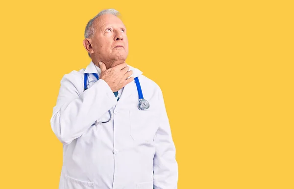 Uomo Anziano Dai Capelli Grigi Con Camice Medico Stetoscopio Che — Foto Stock