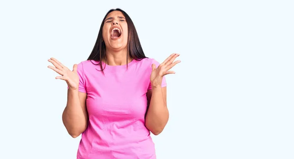 Junge Schöne Brünette Frau Lässigem Shirt Feiert Verrückt Und Verrückt — Stockfoto