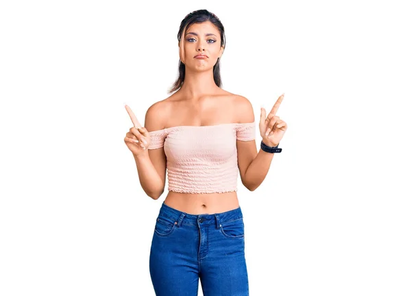 Jovem Mulher Bonita Vestindo Roupas Casuais Apontando Para Cima Olhando — Fotografia de Stock