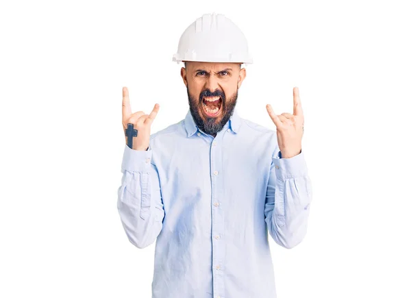 Joven Hombre Guapo Usando Arquitecto Hardhat Gritando Con Expresión Loca — Foto de Stock