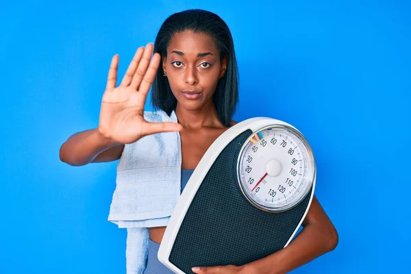 Jonge Afrikaans Amerikaanse Vrouw Draagt Sportkleding Holding Weegmachine Met Open — Stockfoto
