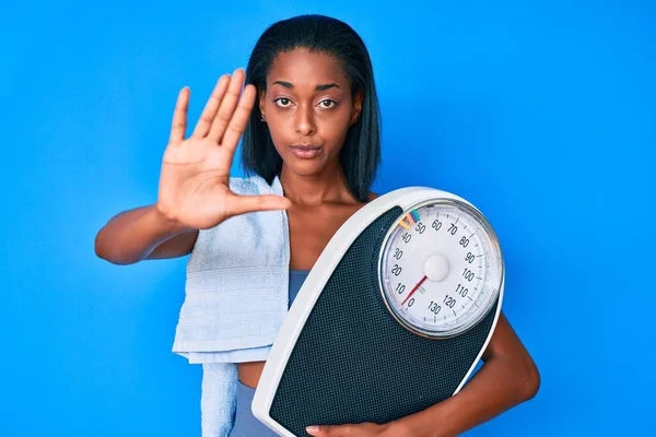 Jovem Afro Americana Vestindo Sportswear Segurando Máquina Pesagem Com Mão — Fotografia de Stock