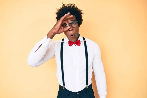 Hombre Afroamericano Guapo Con Cabello Afro Que Lleva Look Elegante — Foto de Stock